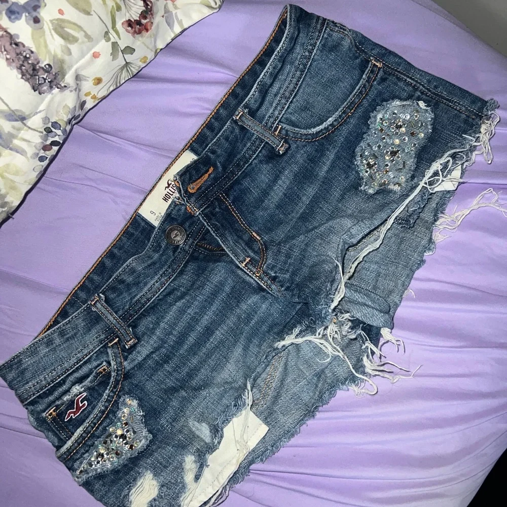 Hollister shorts size 9, really short - Picture 2 of 2